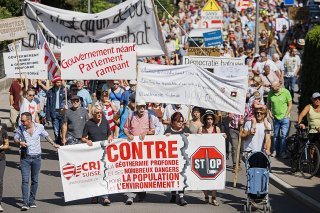 C'est aux cris de "ce n'est qu'un début continuons le combat" que les opposants à la géothermie profonde ont défilé dans les rues de Delémont.